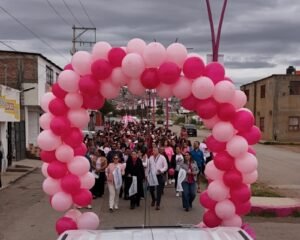 Con marcha rosa previene gobierno de Pepe Saldívar el cáncer de mama 